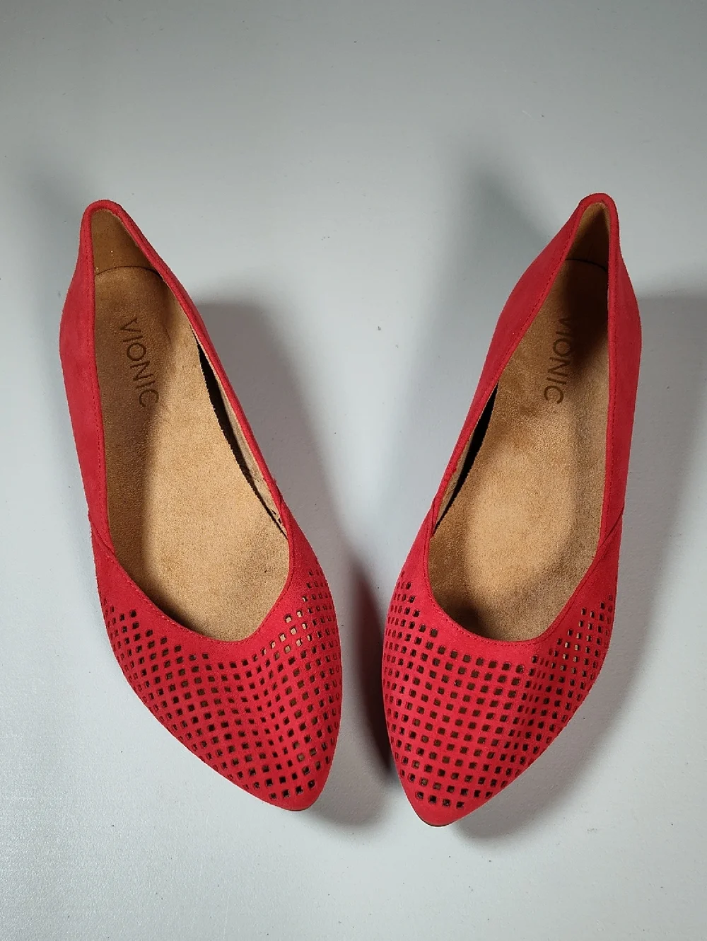Vionic‎ Posey red suede perforated pointed toe flats 6